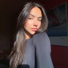 OPSPORING VERZOCHT: Een 16-jarig meisje werd aangerand in het station van  Brugge. De politie doet een oproep naar getuigen. HELP MEE en spoor de 2  laffe daders op door dit bericht te