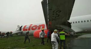 Lion air, find cheap flight prices for lion air plane tickets in indonesia and south east asia. Lion Air S Boeing 737 800 Pk Lps Overruns The Runway At Pontianak Indonesia Big Jet Tv