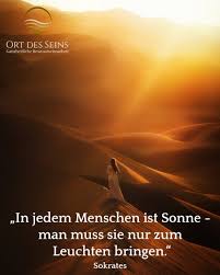 In Jedem Menschen Ist Sonne Man Muss Sie Nur Zum Leuchten Bringen Sokrates Ortdesseins Sokrates Zitat Zit Weisheiten Zitate Licht Spruch Weisheiten