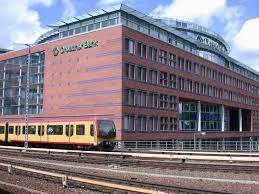 Bahnhof berlin ostbahnhof in berlin. Berliner S Bahn Vor Der Dresdner Bank Am Berliner Ostbahnhof Bahnbilder De