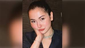 Hania Amir gets grilled for being too chummy with makeup artist Adnan Ansari