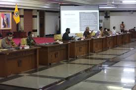 Asap dari kendaraan bermotor, pabrik, rokok, dan debu, adalah beberapa jenis polusi udara yang dapat ditemukan. Ganjar Wajibkan Seluruh Pasar Dan Pabrik Terapkan Protokol Kesehatan Ppid Jateng