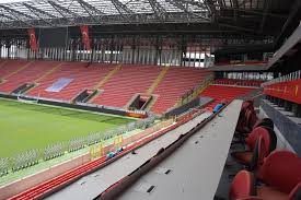 Süper lig'in i̇zmir temsilcisi göztepe'de stadyum heyecanı yaşanıyor. Goztepe Stadi Trabzonspor Macina Hazir