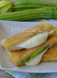 La mozzarella in carrozza piace sempre a tutti, per prepararla occorrono solo pochi ingredienti e per prima cosa tagliamo a fette la mozzarella, non troppo sottili. Mozzarella In Carrozza Al Forno Con Zucchine E Prosciutto Idee Alimentari Ricette Cibi E Bevande