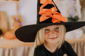 Kleines Mädchen Karnevalskostüm Der Küche Liegend Kürbislaterne Jack Korb  Für