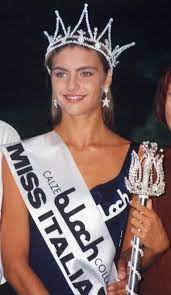 Colombari was born on 10 july 1975 in riccione in northern italy. Nino Frassica Buon Compleanno Martina Oggi Compie 40 Anni La Bellissima Martina Colombari Martina Colombari Riccione 10 Luglio 1975 E Un Attrice Conduttrice Televisiva Ed Ex Modella Italiana Eletta Miss Italia 1991