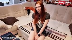 Charmante rothaarige Finafoxy geht auf die Knie und steckt den Schwanz  ihres Stiefvaters in ihre Mund-Muschi - mydirtyhobby