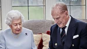 Lo riferiscono i media britannici, aggiungendo che il duca di edimburgo sarà probabilmente sepolto ai frogmore gardens del castello di windsor, giardino privato della famiglia reale dove si trovano anche le tombe della regina vittoria e del principe alberto. Contro Il Contagio La Regina Elisabetta E Il Principe Filippo Da Soli A Natale R 101