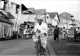 Banyak budaya muslim melayu di malaysia yang mirip dengan di indonesia, terutama mereka yang tinggal di sumatera. Sejarah Mamak Dan Restoran Mamak Yang Menjadi Gaya Hidup Rakyat Malaysia Iluminasi
