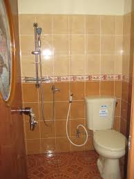 Dengan desain tersebut, anda dapat membuat ruang shower dengan ukuran yang lebih kecil. Desain Kamar Mandi Minimalis 1x1 Shreenad Home