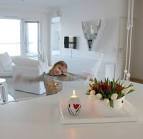 Valkoinen lounge, jossa toista huonetta pidettiin