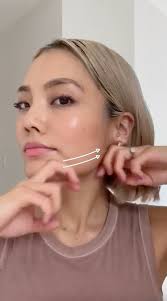 Amazon.com: Sand & Sky Australian Glow Berries Plumping Glow Drops Serum  with Vitamin C & Hyaluronic Acid