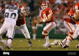 KRT SPORTS STORY SLUGGED: SEAHAWKS-CHIEFS KRT PHOTOGRAPH BY DAVID EULITT/KANSAS  CITY STAR (August 27) KANSAS CITY, MO -- Chiefs' quarterback Trent Green,  center, loses his shoe