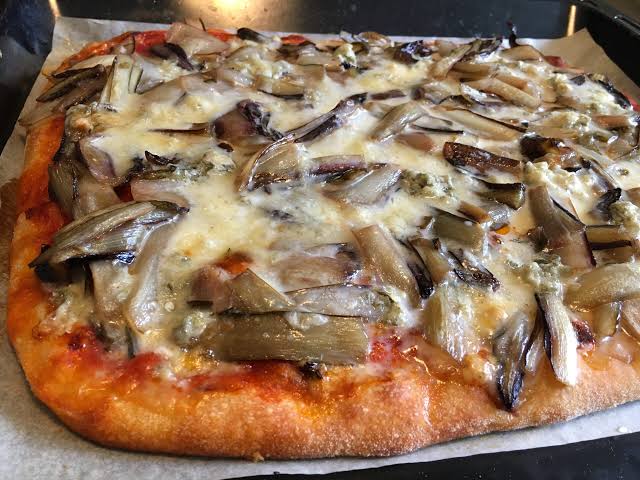 Radicchio e Gorgonzola Pizza