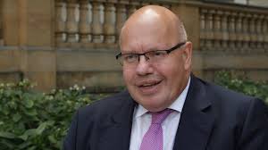 Altmaier, 61, missed his footing and fell. Peter Altmaier Inicio Facebook