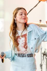 Maggie Rogers S Stage Looks That Make Us Want To Leave The Light On Fashion Style Fashion Inspo