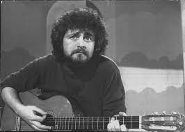 In questo filmato si vede il volto concentrato di beppe grillo su sfondo nero mentre una telecamera va a stringere lentamente sul suo primo piano. Beppe Grillo Compie 68 Anni Corriere It