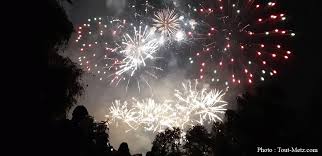 Mais il n'aura lieu ni le soir de la fête nationale ni le lendemain comme dans le reste de la france. Feu D Artifice 14 Juillet Metz 2019 Video Bouquet Final