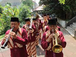 Tanjidor membentuk ansambel musik yang terdiri atas berbagai alat musik, seperti klarinet, piston, trombon, saksofon tenor dan saksofon bas yang merupakan alat musik tiup, drum (membranofon), simbal (perkusi) serta side drums (tambur). Tanjidor Seni Hybrid Saba Kota Indonesia Kaya