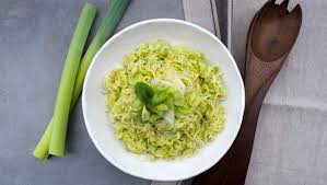 Wurzige Kombination Apfel Lauchsalat Paleo360 De Rezept Lauchsalat Lauch Salat