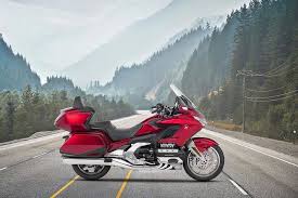 The honda gold wing is a series of touring motorcycles manufactured by honda.gold wings feature shaft drive, and a flat engine.introduced at the cologne motorcycle show in october 1974, the gold wing went on to become a popular model in north america, western europe and australia, as well as japan. 2021 Honda Gold Wing Breaks Cover With Updated Audio System
