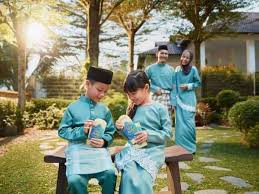 Hari raya aidilfitri pertama disambut oleh umat islam selepas berlakunya perang badar pada 17 ramadhan tahun ke 2 hijrah, ketika pertama kali 6. Raya Jimat Raya Selamat Bersama Tesco