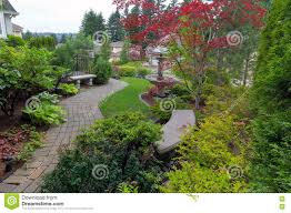 Stein wasser garten bei lionshome: Garten Mit Ziegelstein Weg Stein Banke Und Wasser Brunnen Stockbild Bild Von Gehweg Vitae 72778489