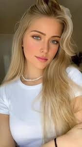 Amber Moorer's Instagram, Twitter & Facebook