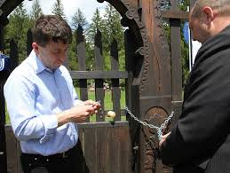 Cimitirul de onoare al eroilor români din municipiul târgu mureş, construit pe un teren terasat, este amplasat în parcul eroilor, str. De Ce Au Inchis Cimitirul Eroilor De La Valea Uzului AnunÈ›ul AutoritÄƒÈ›ilor Din Harghita Dcnews