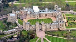 What S The Difference Between A Castle And A Palace In 2020 Windsor Castle Castle Motte And Bailey Castle