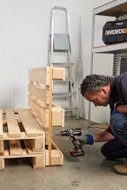 Loungebank En Tafel Met Palletten Brico Voor De Makers Houten Pallet Bank Pallet Tuinmeubilair Houten Pallet Projecten