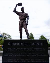 La statue de roberto clemente à l'extérieur de heinz field est l'un de mes endroits préférés pour capturer pittsburgh. The Pittsburgh Pirates Go To The Movies Society For American Baseball Research