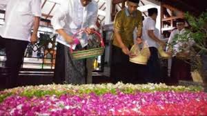 Ada ragam arti untuk bunga pedas ini. Menyiram Air Dan Karangan Bunga Di Kuburan