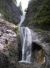 Dacă mergi pe acest traseul ai ocazia să vezi cele mai frumoase priveliști și locuri din parcul așa că ajungem la cascada duruitoarea, cea mai cunoscută cascadă din moldova cu siguranță. Trasee Accesibile Pentru Copii Cascada Duruitoarea Viatacucopii