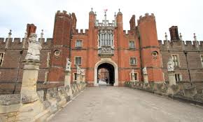Definition of palace (entry 2 of 2). Hampton Court Palace 2021 Das Schonste Schloss Londons