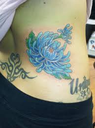 I Like This Blue Chrysanthemum I Think Its Tastefully Done Chrysanthemum Tattoo Tattoos Peony Flower Tattoos