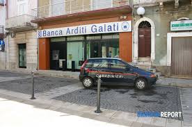 Banca sella sud arditi galati spa 73100 via lupiae,29 ang.via fornari,1 lecce lecce (le) agenzia n.2 di lecce abi: Rapinatore Solitario In Azione In Banca Armato Di Pistola Si Fa Consegnare I Soldi