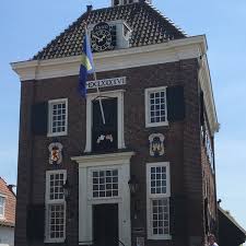 In 1697 werd het stadhuis gebouwd, over de inundatiesluis heen, die daarmee was beschermd tegen mogelijk verzet van ontevreden boeren als hun land onder water zou worden gezet. Stadhuis Museum Historische Kring Nieuwpoort Geschichtsmuseum