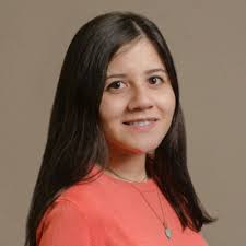 No es la mejor foto, pero no quepo en mí de la emoción 😍. Hoy me llegó mi  título de grado de Maestría, que tanto me esforcé por culminar. Hubo  ciertos retrasos