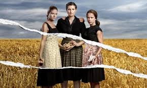 After the death of their father, his three daughters have to confront the wealthiest man in their village, who wants to buy their fields. Agries Melisses Spoiler 19 5 To Sxedio Ths Myrsinhs Mpainei Se Efarmogh H Pio Skoteinh Nyxta Peftei Sto Diafani Sportime Gr