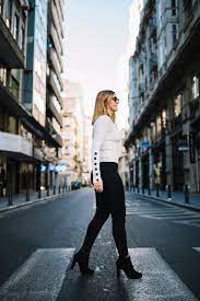 Retrouvez une femme sur la route ainsi que toutes les informations avec télé z : Souriante Jeune Femme Sur La Route En Ville Photo Gratuite
