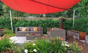 ein kleiner garten bedeutet nicht sofort weniger moglichkeiten auch mit begrenzter flache lasst sich gartengestaltung reihenhausgarten gartengestaltung ideen
