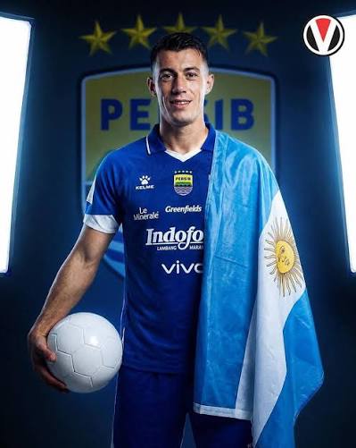 title MARIANO PERALTA RESMI BERGABUNG DENGAN PERSIB 🔵 Akhirnya setelah  penantian panjang, MVP BRI Super League 25/26, Mariano Peralta resmi  berseragam Persib Bandung. Eks pemain Borneo FC itu dikontrak dengan durasi  dua
