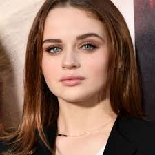 Grace Bloom (played by Joey King) outfits