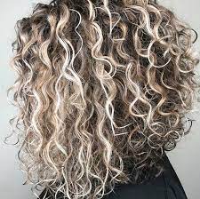 Epingle Par Bakoo Sur Coiffure Noel Coiffures Frisees Coiffure Cheveux Frises Cheveux