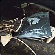 Loin de se concentrer sur le produit, la marque préfère revenir aux origines : Louis Vuitton Ad Shows Gorbachev Accompanied By Subversive Text The New York Times