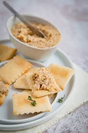 Tu renchéris avec des calembours pas piqués des hannetons et persistes et signes d'une main de maître ta métaphore filée. Rillettes De Poulet Roti Maison Pour L Aperitif