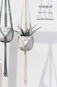 Macrame Blumenhanger In Natur Oder Grau Mediterrane Deko Fur Balkon Und Garten Boho Plant Hanger Macramee Made By Butik Mox V Pflanzenschaukel Deko Basteln