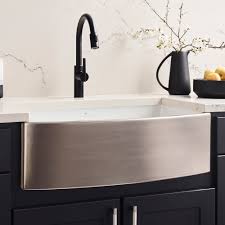 I can't find any brands that make sink grids in brass/gold. Rendezvous 33 Inch Precious Metal Farmhouse Sink With Curved Apron