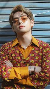 Memakai kemeja batik di sebuah acara wawancara, jungkook bts jadi perbincangan netizen indonesia. Pin Oleh à¹' à¹' Di Taehyung Orang Selebritas Foto Grup Bts